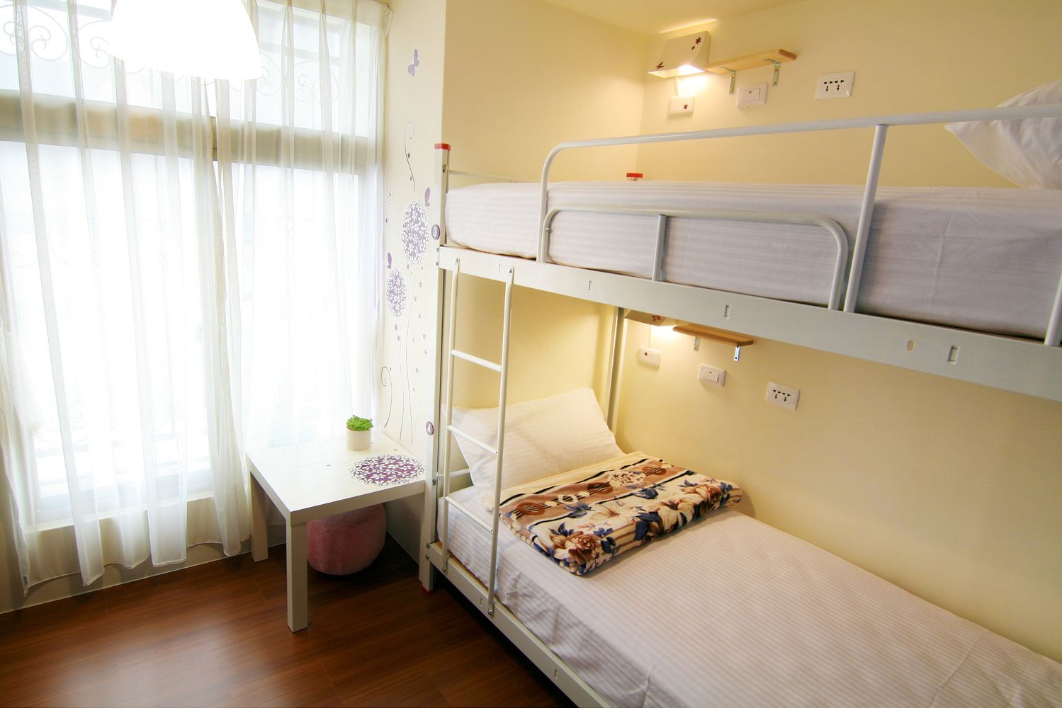 6 Beds Female Dorm