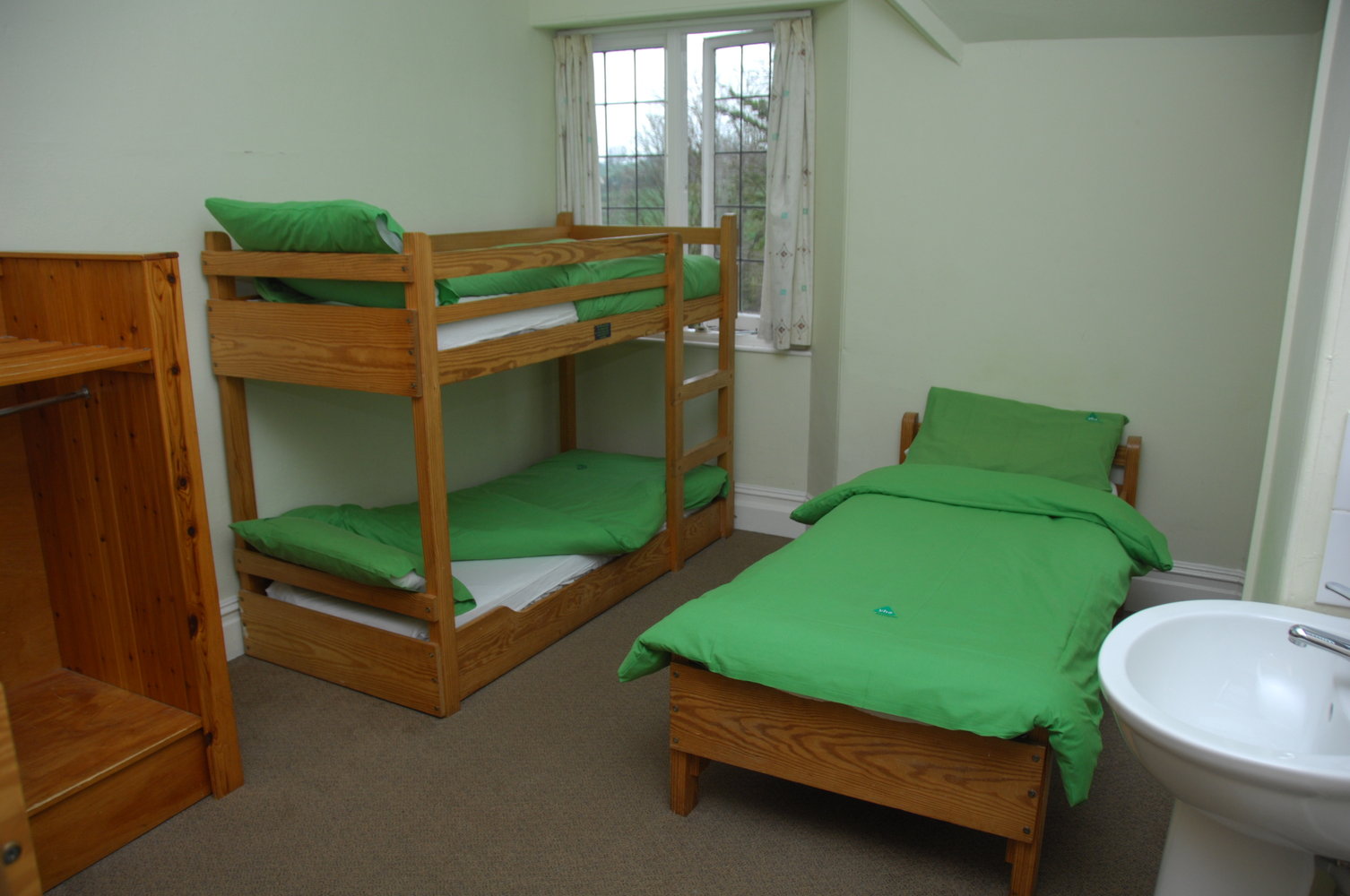 A 5-bed room