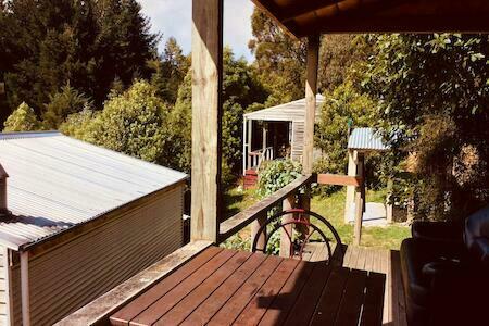 Freestone Backpackers, Manapouri