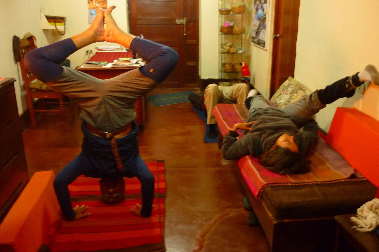 Yoga in the reception area/ Yoga en la recepcion