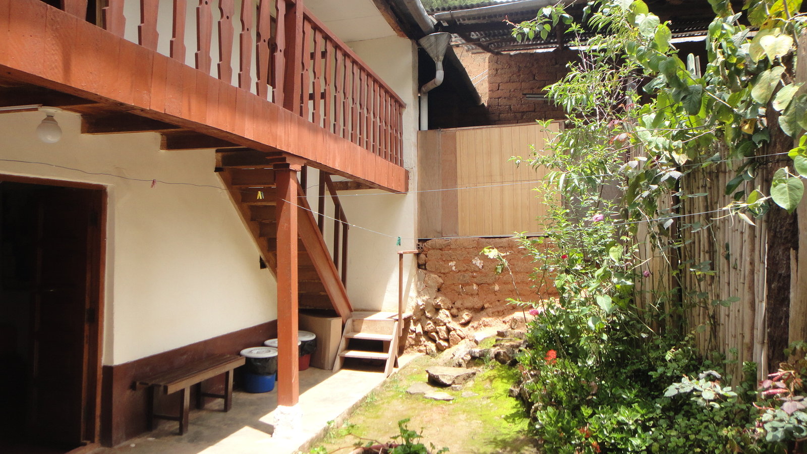 Patio with garden/ Patio con jardin