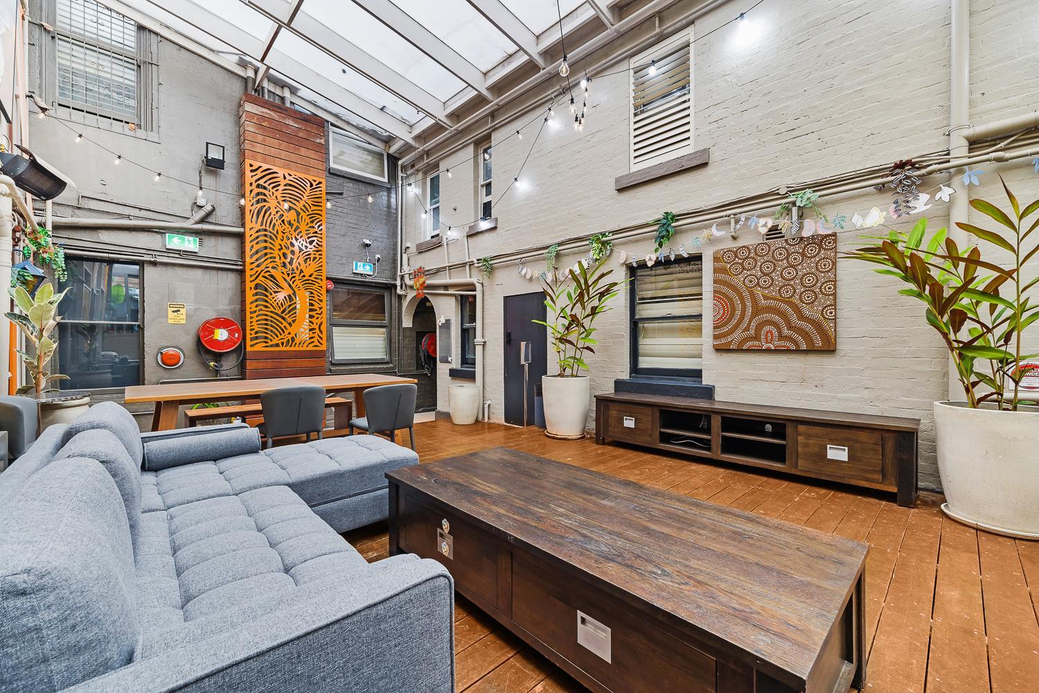 London Plane Backpackers, Sydney