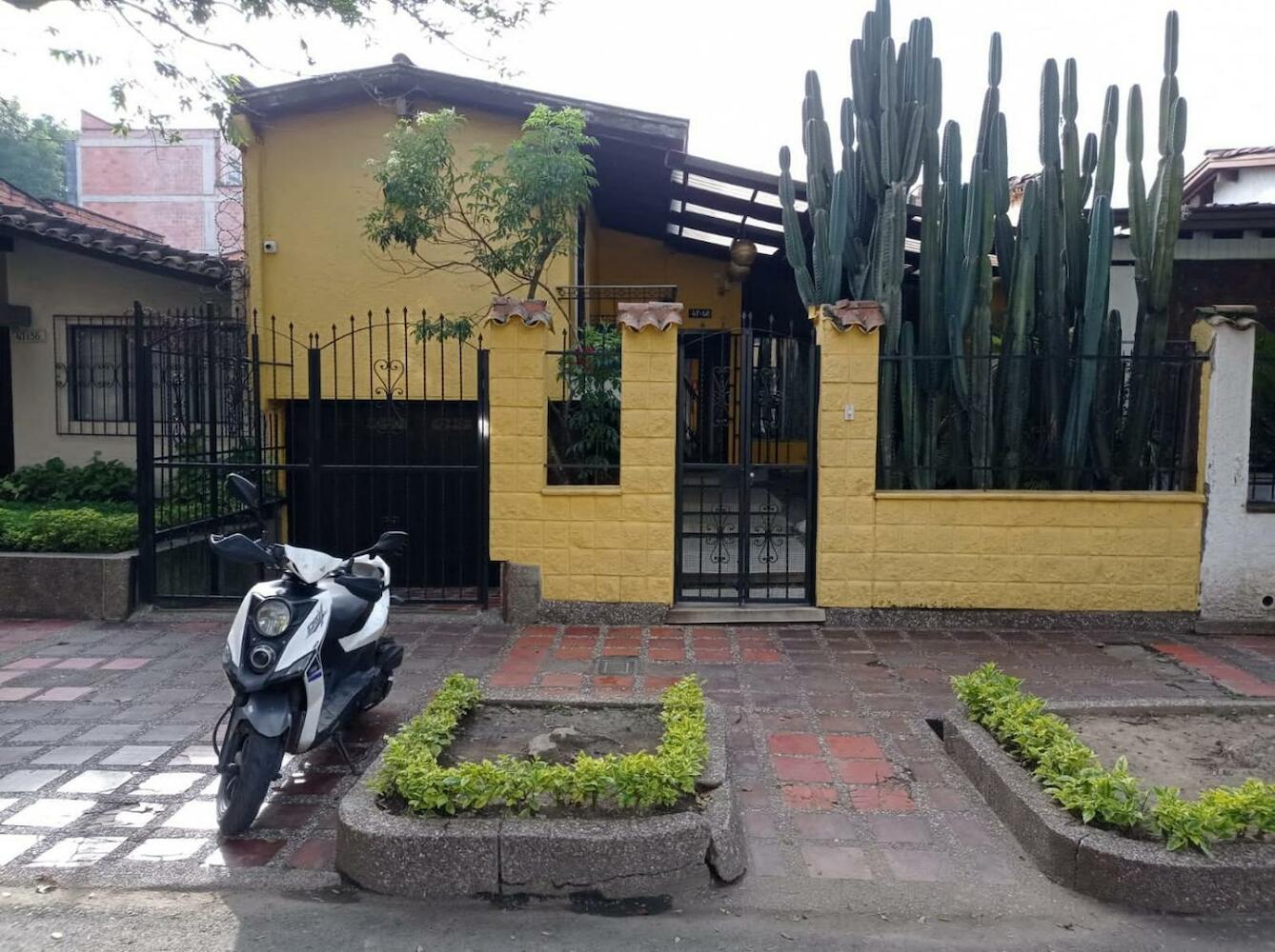 Yellow House Hostel, Medellin