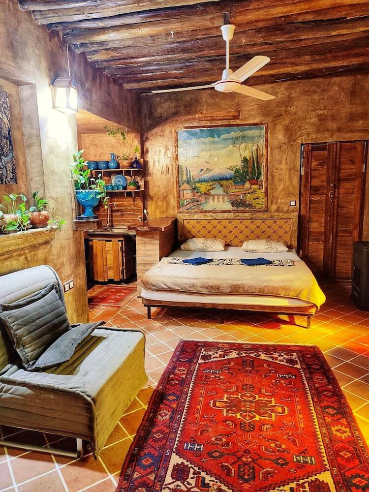 Seven Hostel In, Shiraz