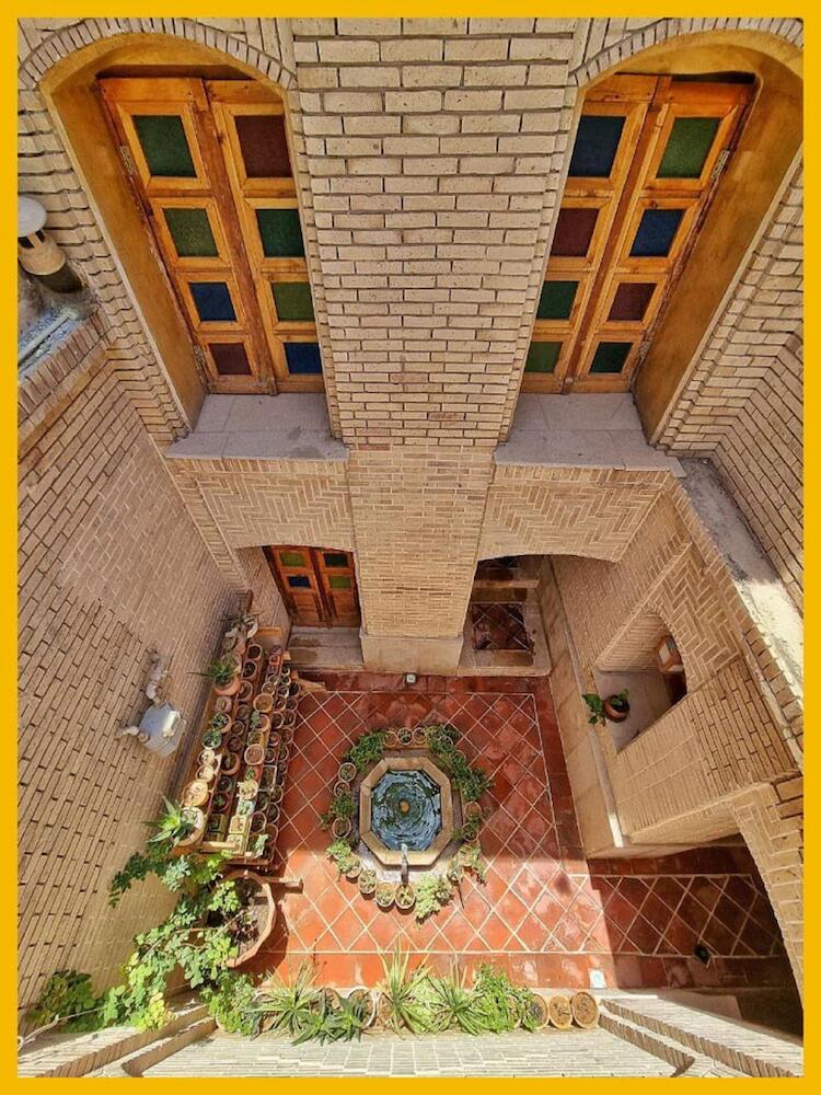 Seven Hostel In, Shiraz