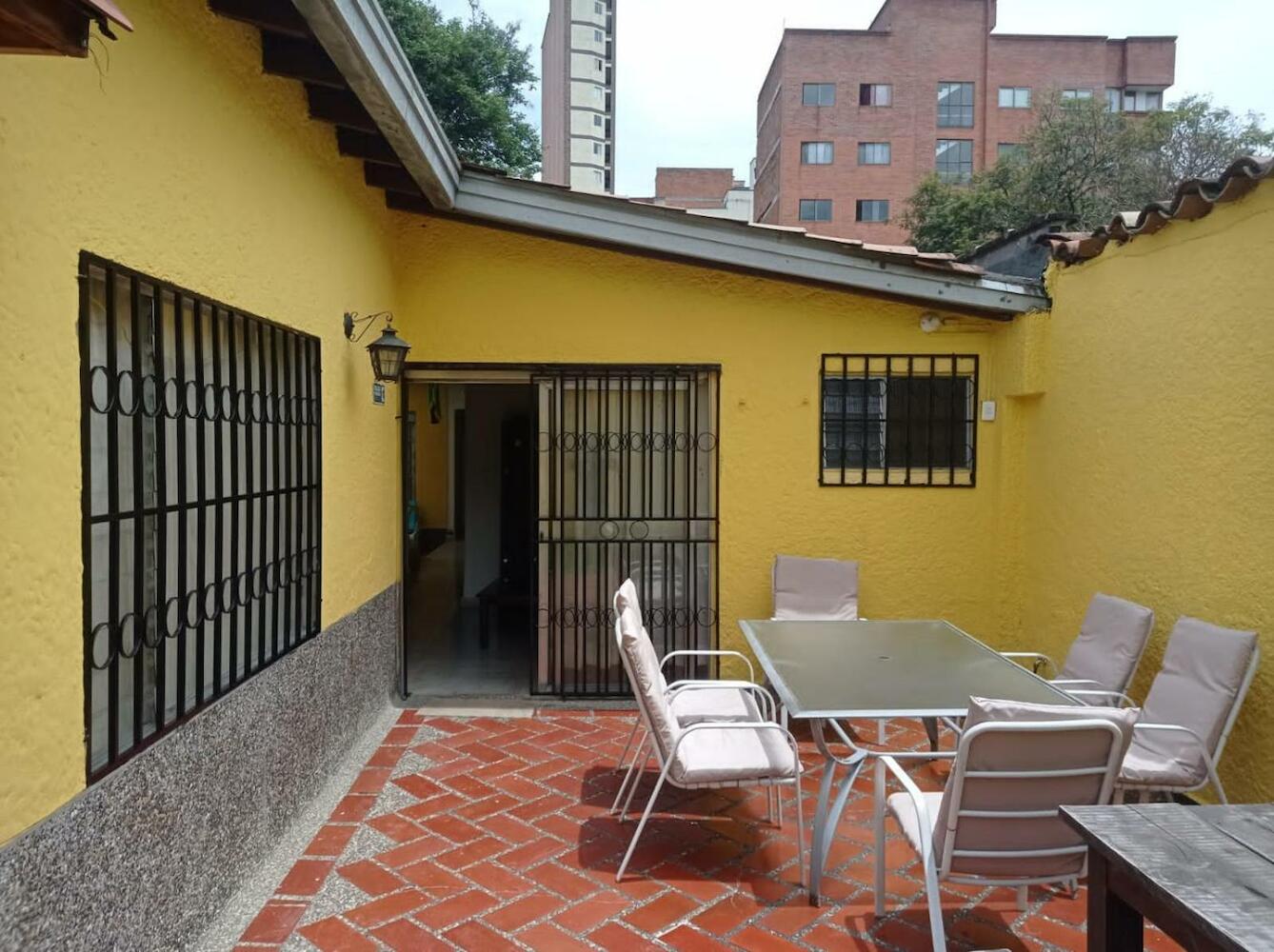 Yellow House Hostel, Medellin