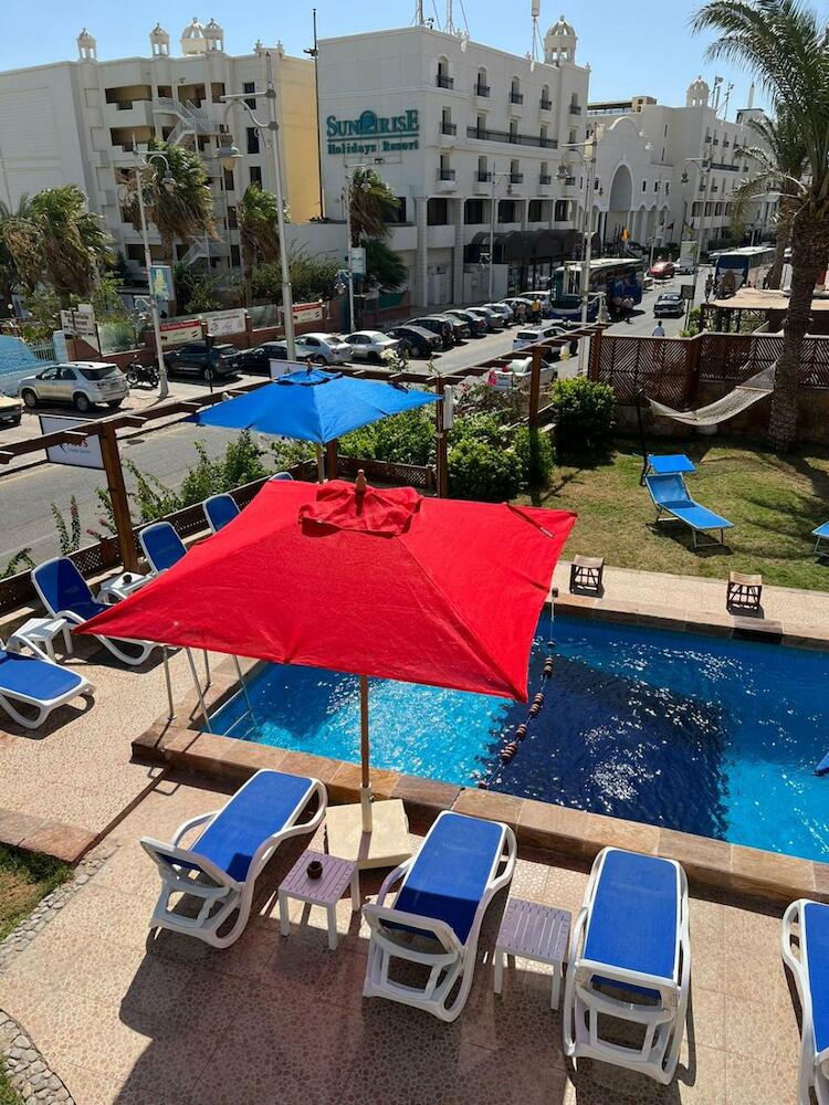 Serafy City Center Hostel & Pool For Foreigners Adults Only, Hurghada