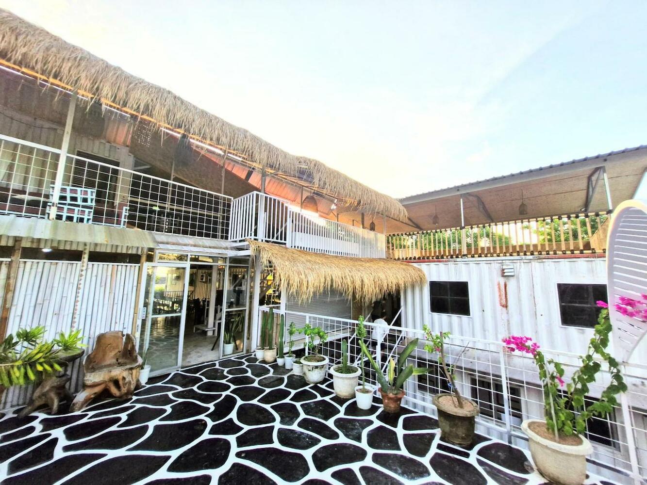 Karcof Container Hostel, Senggigi