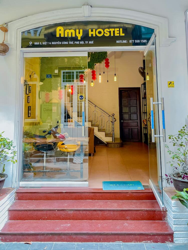 Amy Hostel, Hue