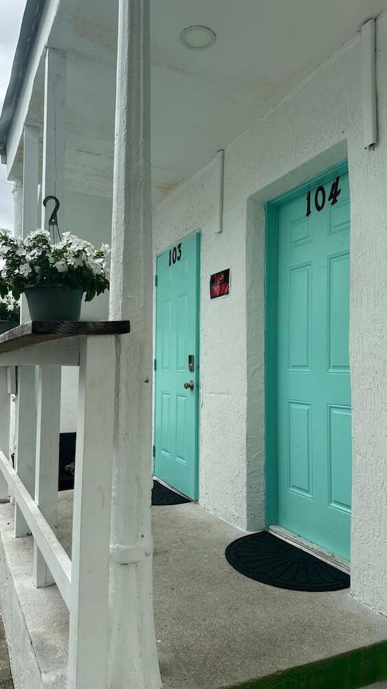 104 Miami Men's Hostel & Budget Rooms& Bed Sharing, Miami Beach