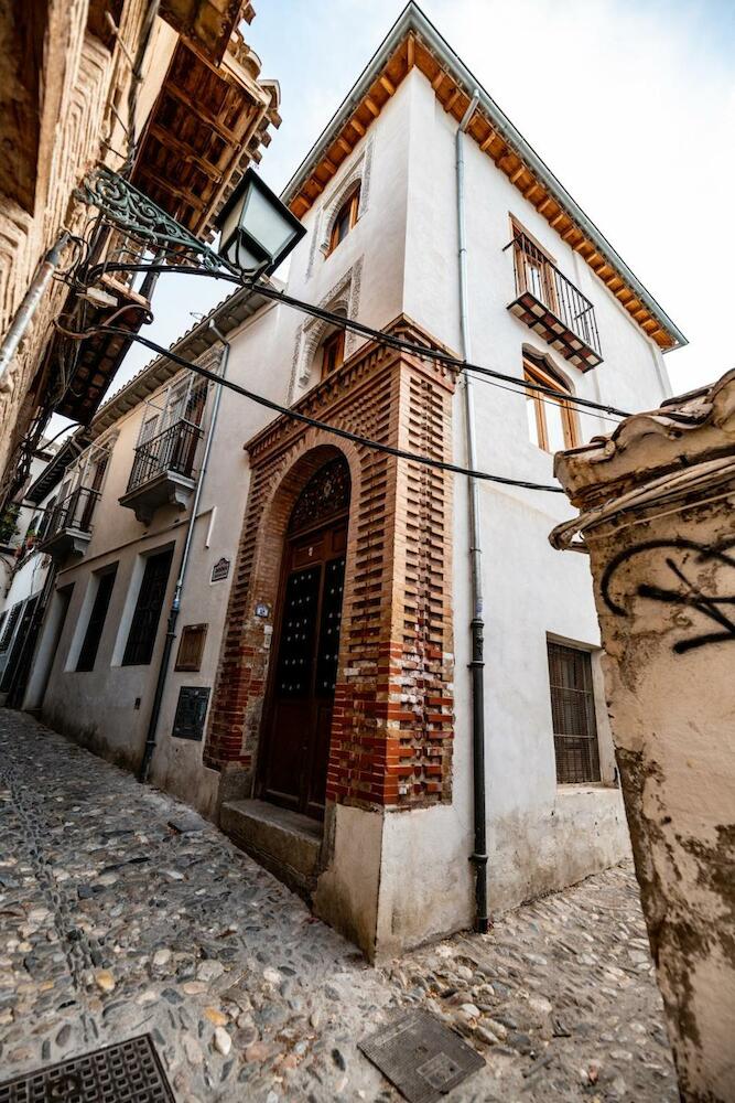 Amaka House, Granada