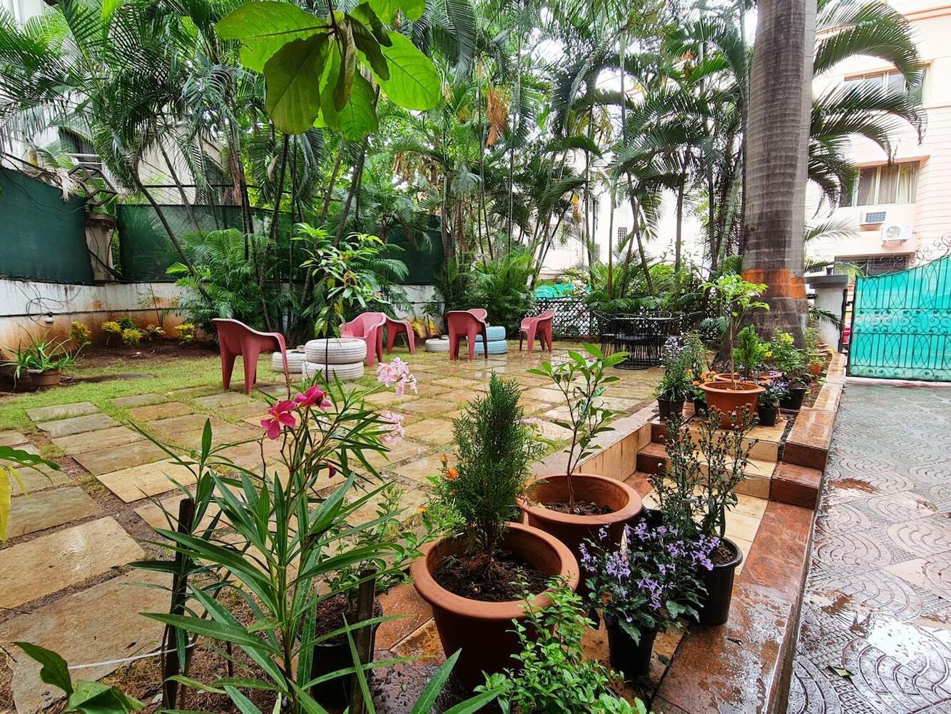 Hostel Lifespace- Garden Bungalow with Pods, CoWork & Cafe, Pune