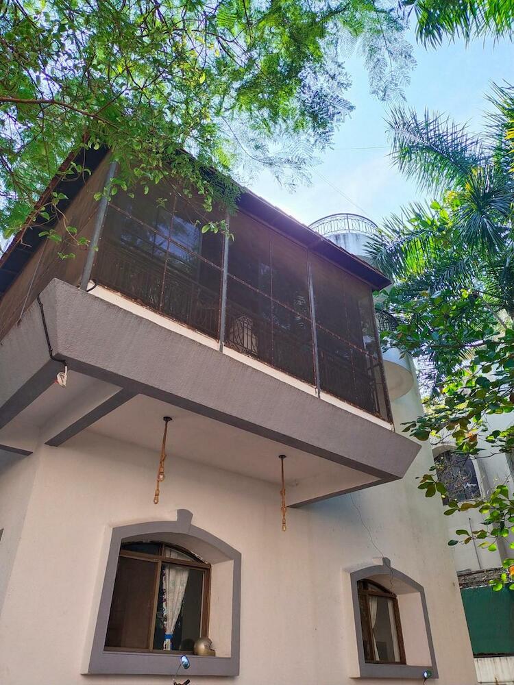 Hostel Lifespace- Garden Bungalow with Pods, CoWork & Cafe, Pune