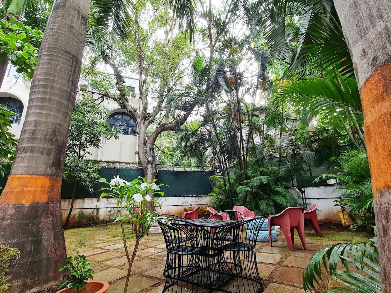 Hostel Lifespace- Garden Bungalow with Pods, CoWork & Cafe, Pune