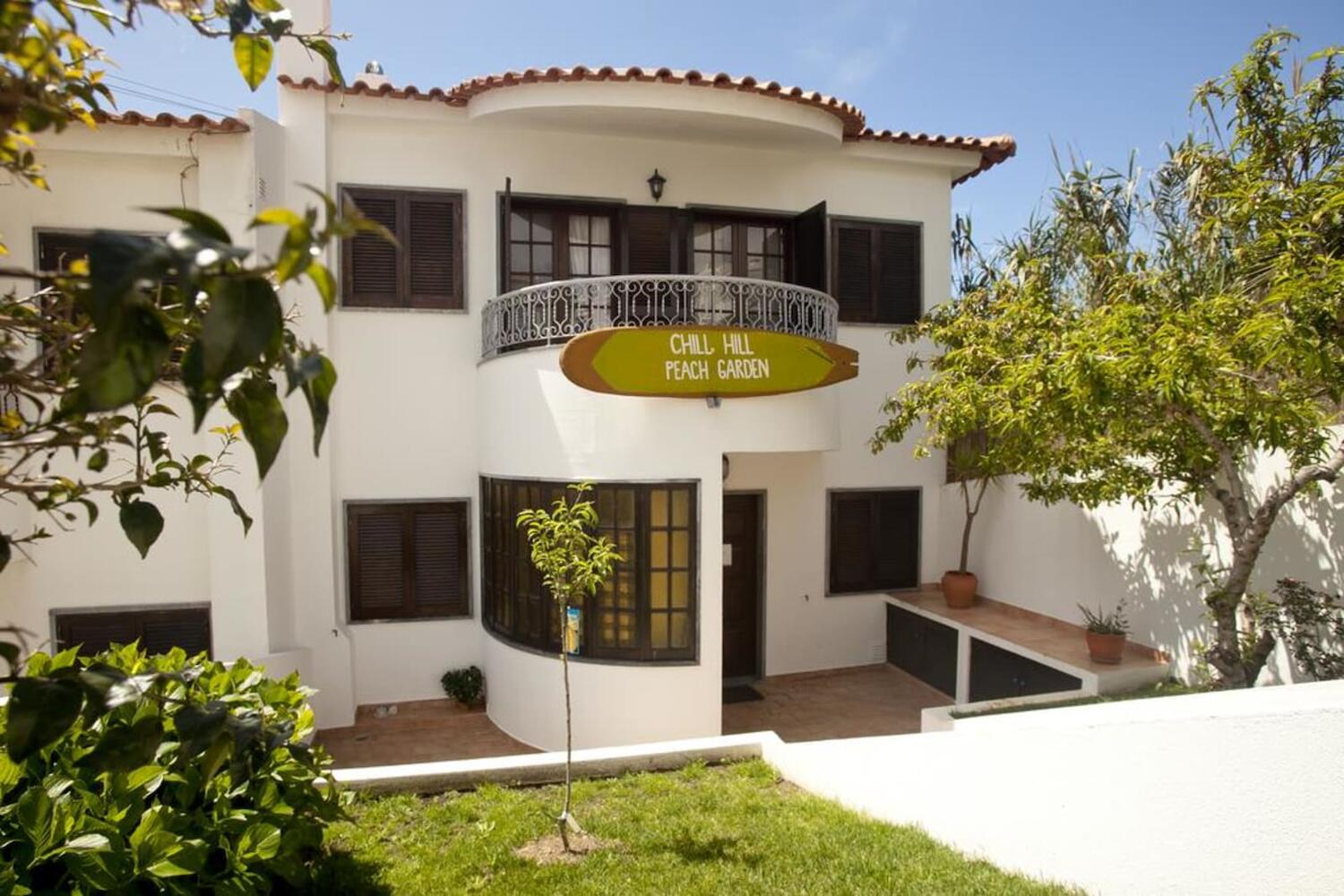 Ericeira Chill Hill Hostel & Private Rooms - Peach Garden, Ericeira