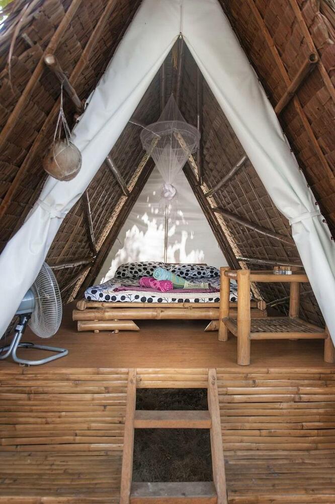 Georgia's Neverland Hostel, Malapascua Island