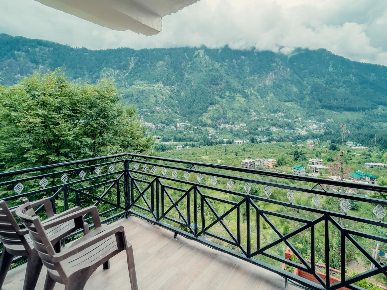 Cafe Monkbase (Food & Stay), Manali