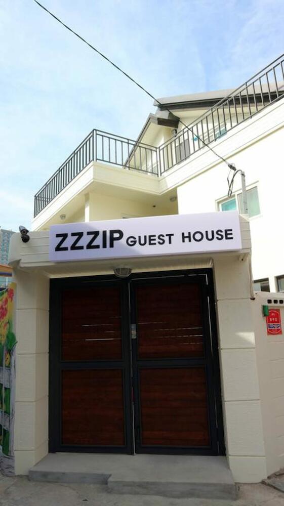 Zzzip Guesthouse in Hongdae, Seoul