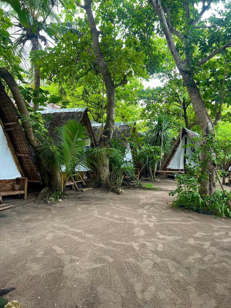 Georgia's Neverland Hostel, Malapascua Island