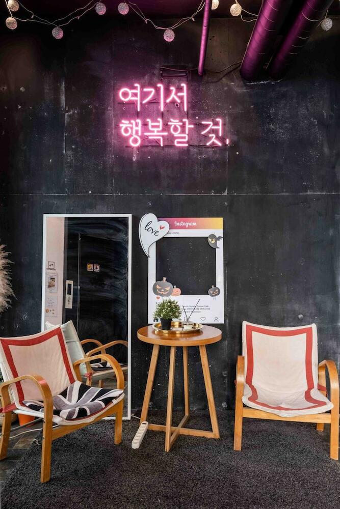 Canvas Black Guesthouse, Busan