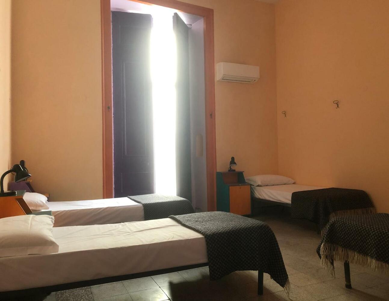 6 Small Rooms, Naples