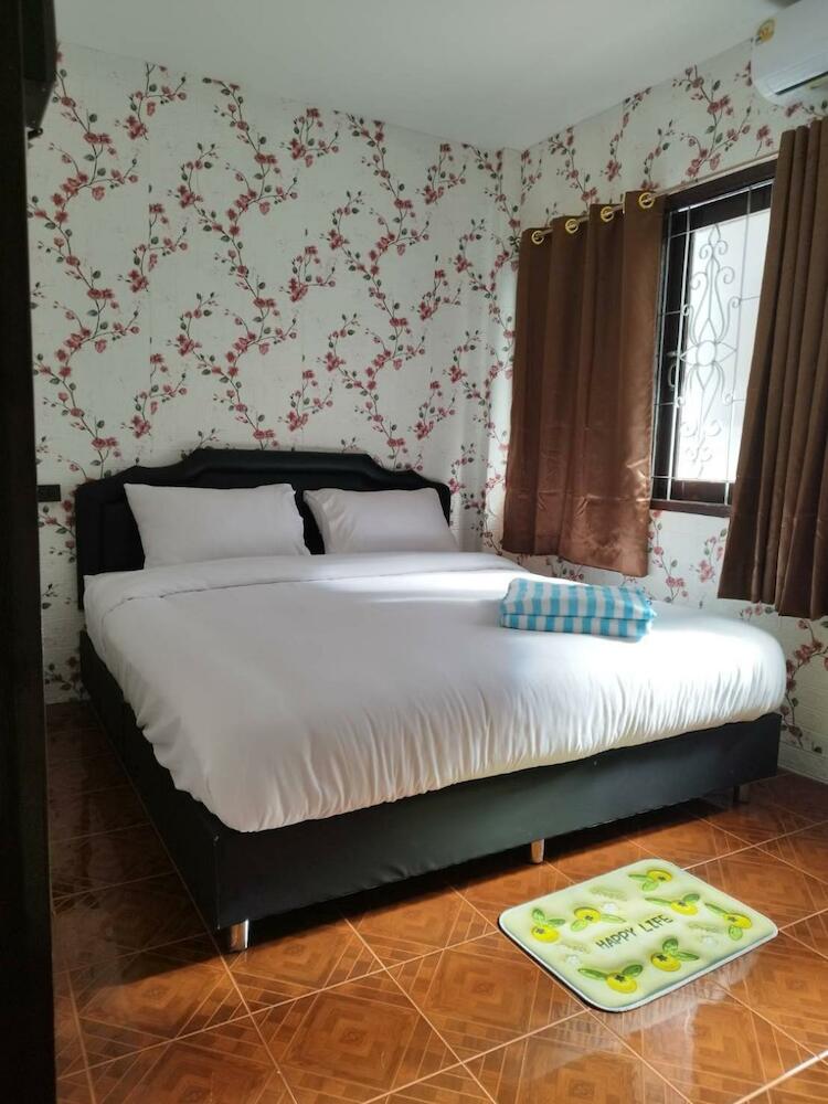 D​ Luck​ Hostel, Kanchanaburi