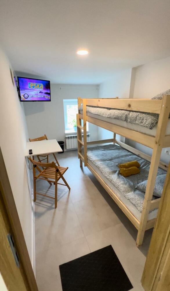 Yellow Hostel - 24h - Free Breakfast & Dinner - The best service in Katowice - W, Katowice