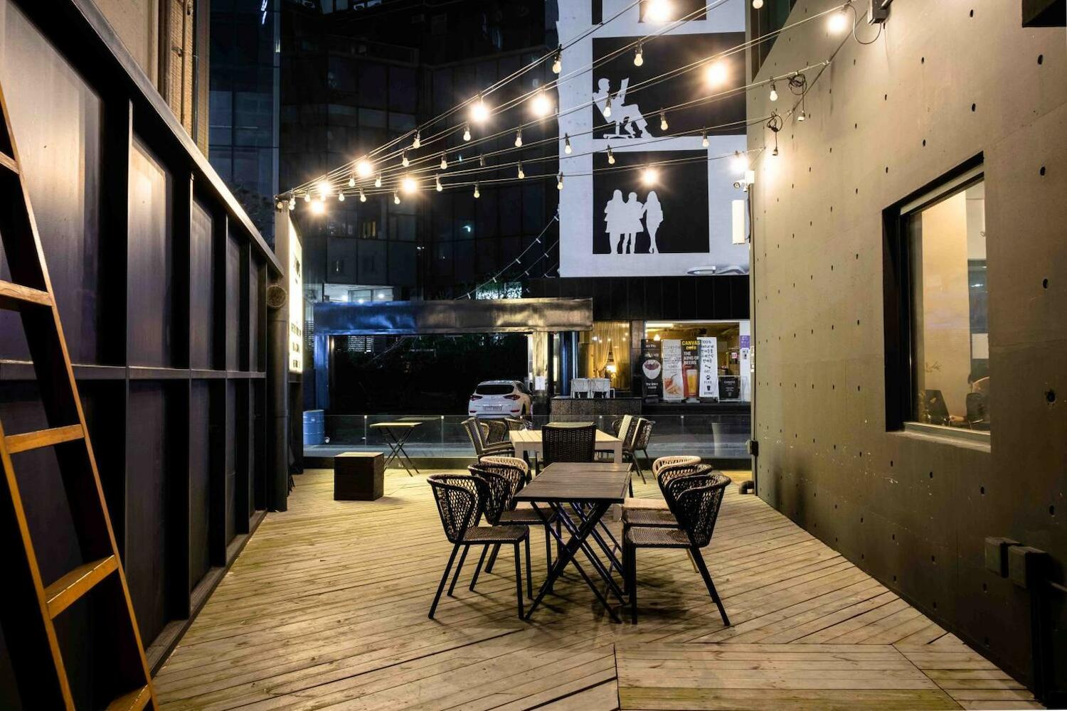 Canvas Black Guesthouse, Busan