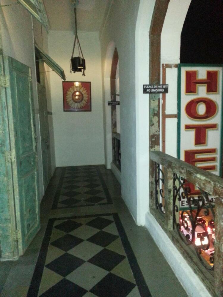 Hostel Vasantashram CSMT Mumbai, Free Wifi with 1940s Retro vibe, Mumbai