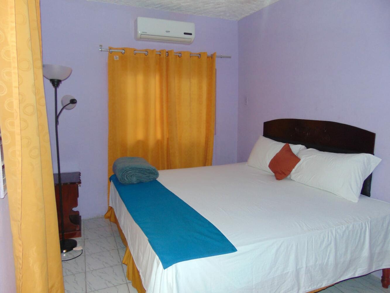 Tropical Vibe Hostel, Kingston