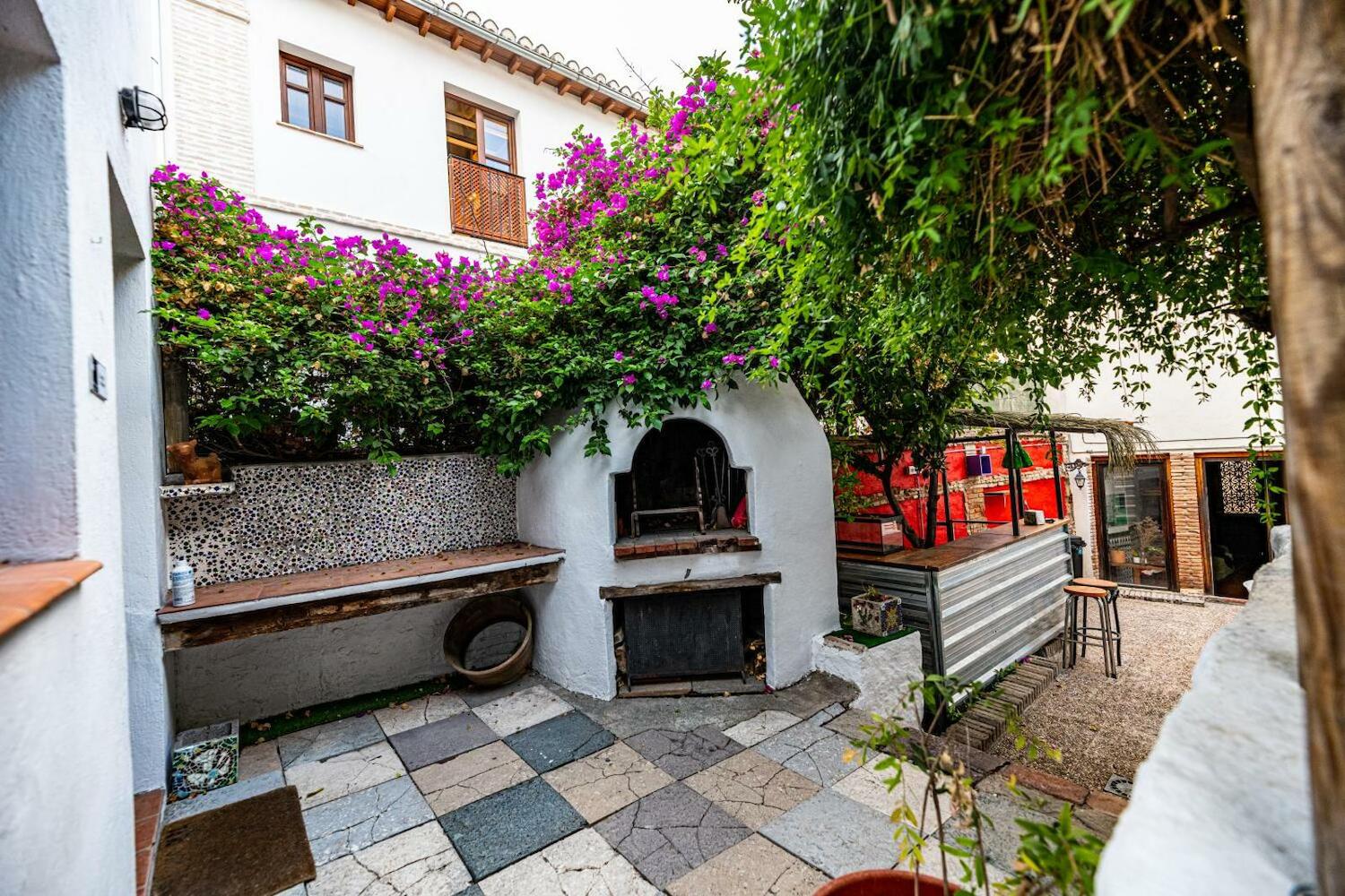 Amaka House, Granada