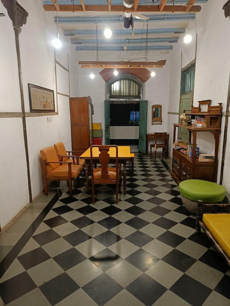 Hostel Vasantashram CSMT Mumbai, Free Wifi with 1940s Retro vibe, Mumbai