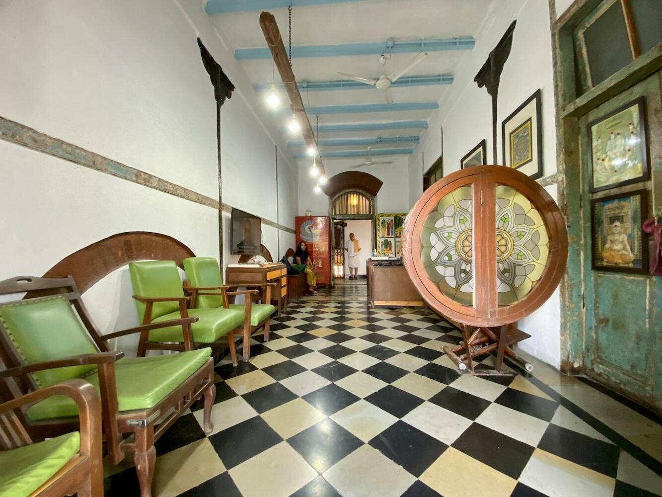 Hostel Vasantashram CSMT Mumbai, Free Wifi with 1940s Retro vibe, Mumbai