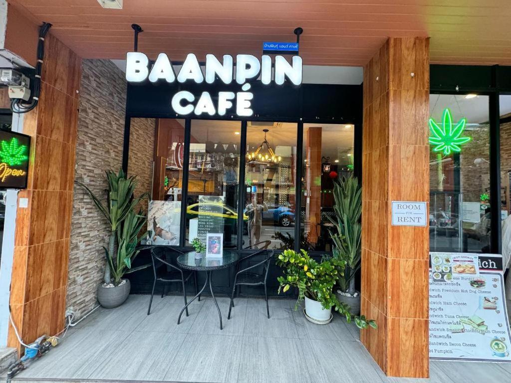 Baanpin Hostel & Cafe, Bangkok