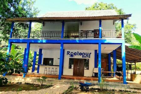 Roctopus Dive Center & Hostel, Moyo Island