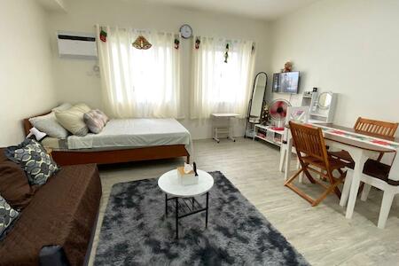 Nuvali Studio Retreat Free Pool Access & Fast WiFi, Calamba