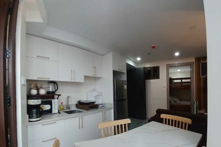 Modern 1Bedroom Condo,with heated Roofdeck pool by Mist & Pine, Baguio