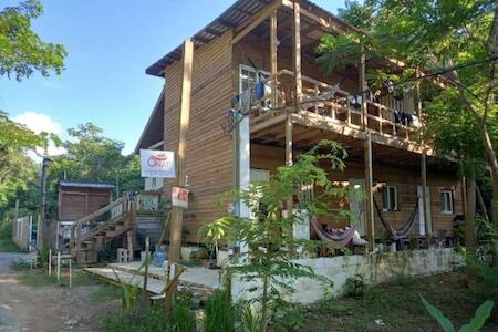 Onat Roatan Hostel, West End