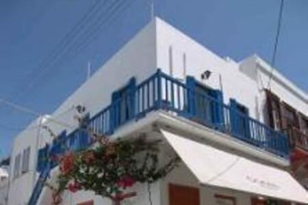 3 Hostels in Mykonos 2023 (Price Comparison from $9)